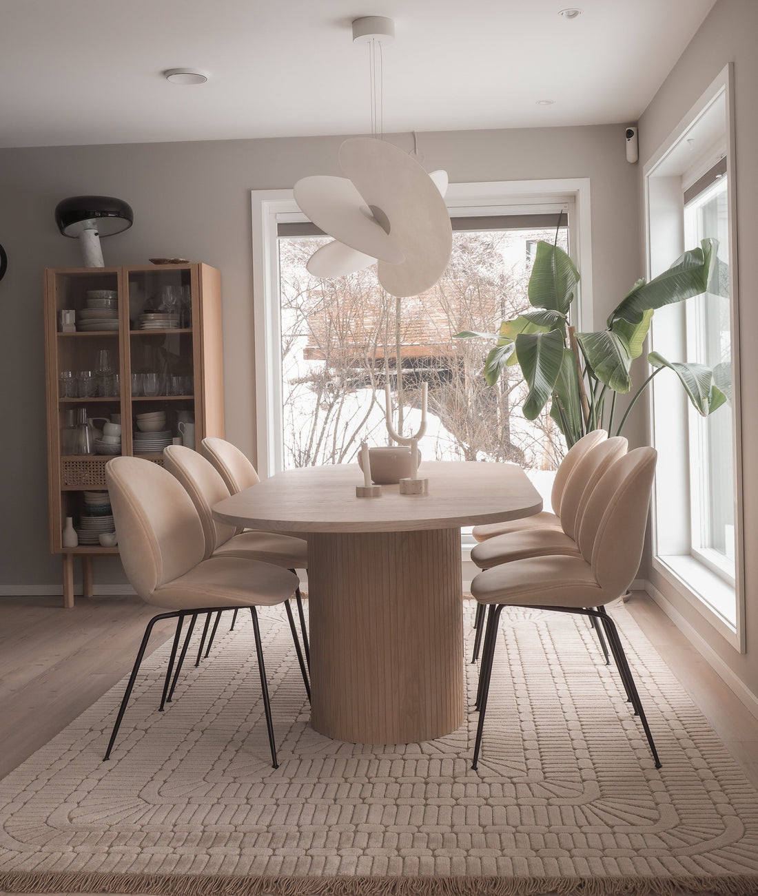 Hvilket teppe  passer best under spisebordet?