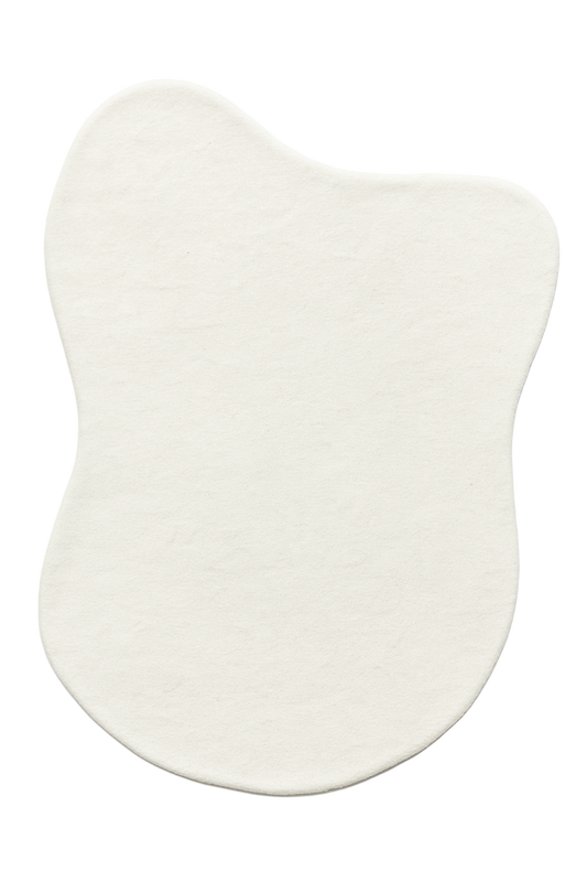 Hvit, abstrakt formet pute på hvit bakgrunn