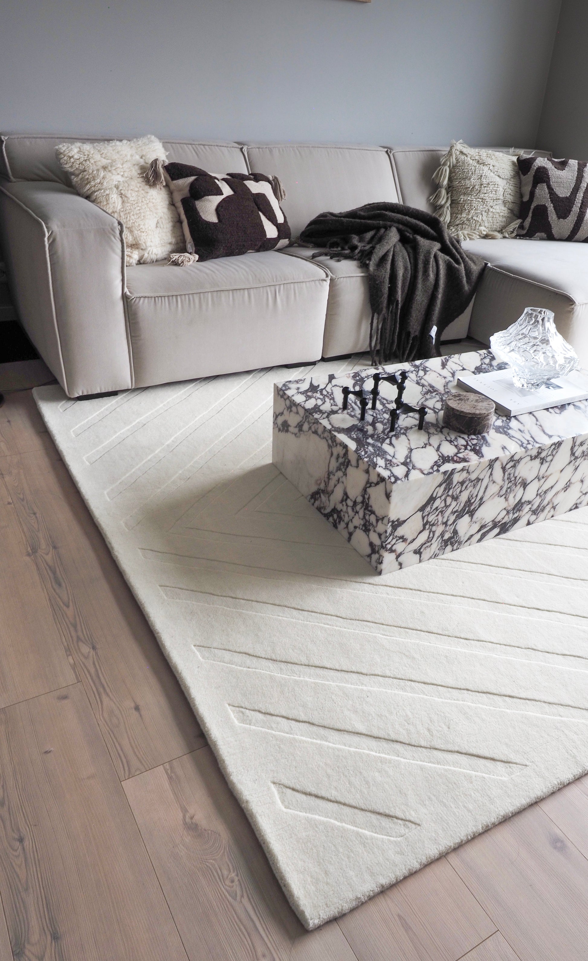 grå sofa